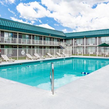 Red Roof Inn & Suites ДеКалб Екстериор снимка