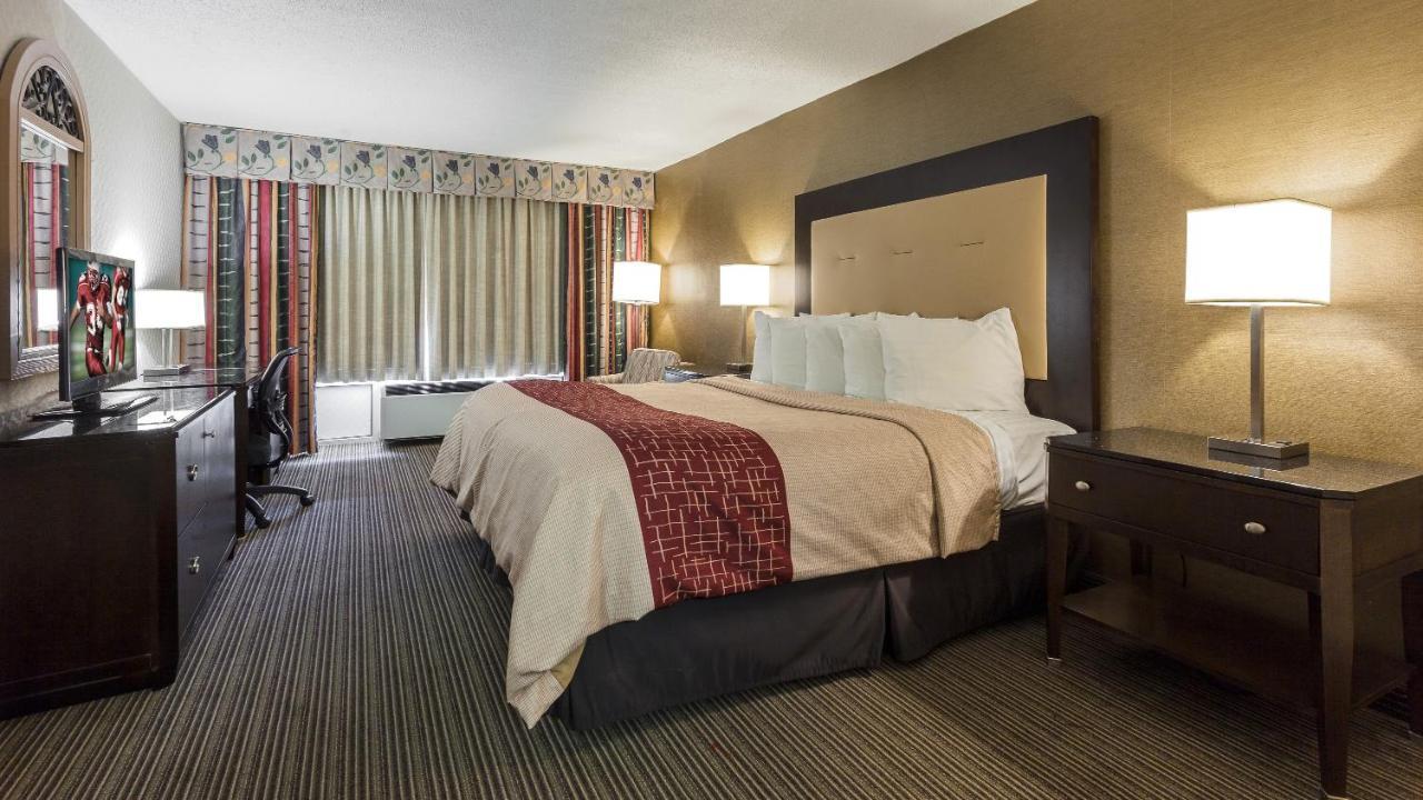 Red Roof Inn & Suites ДеКалб Екстериор снимка