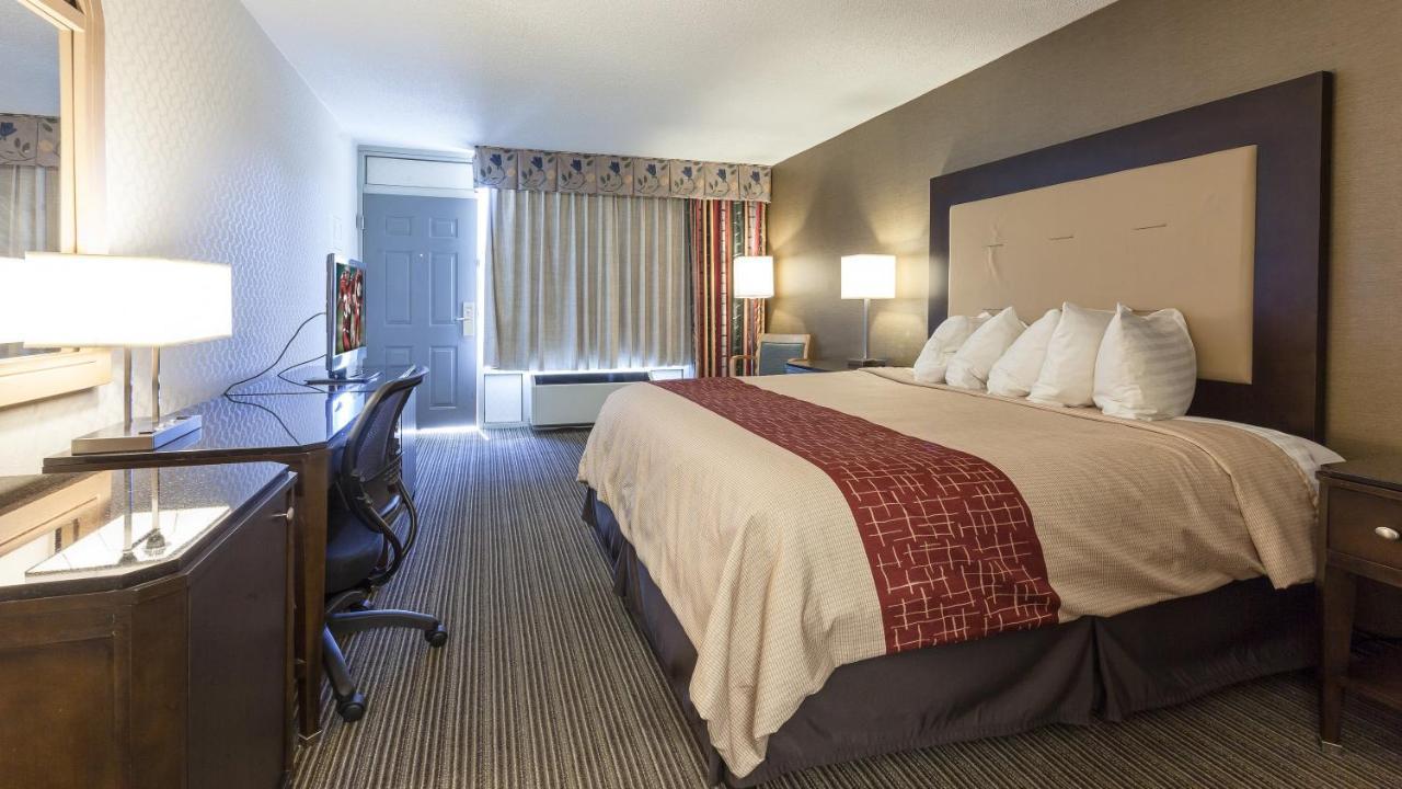 Red Roof Inn & Suites ДеКалб Екстериор снимка
