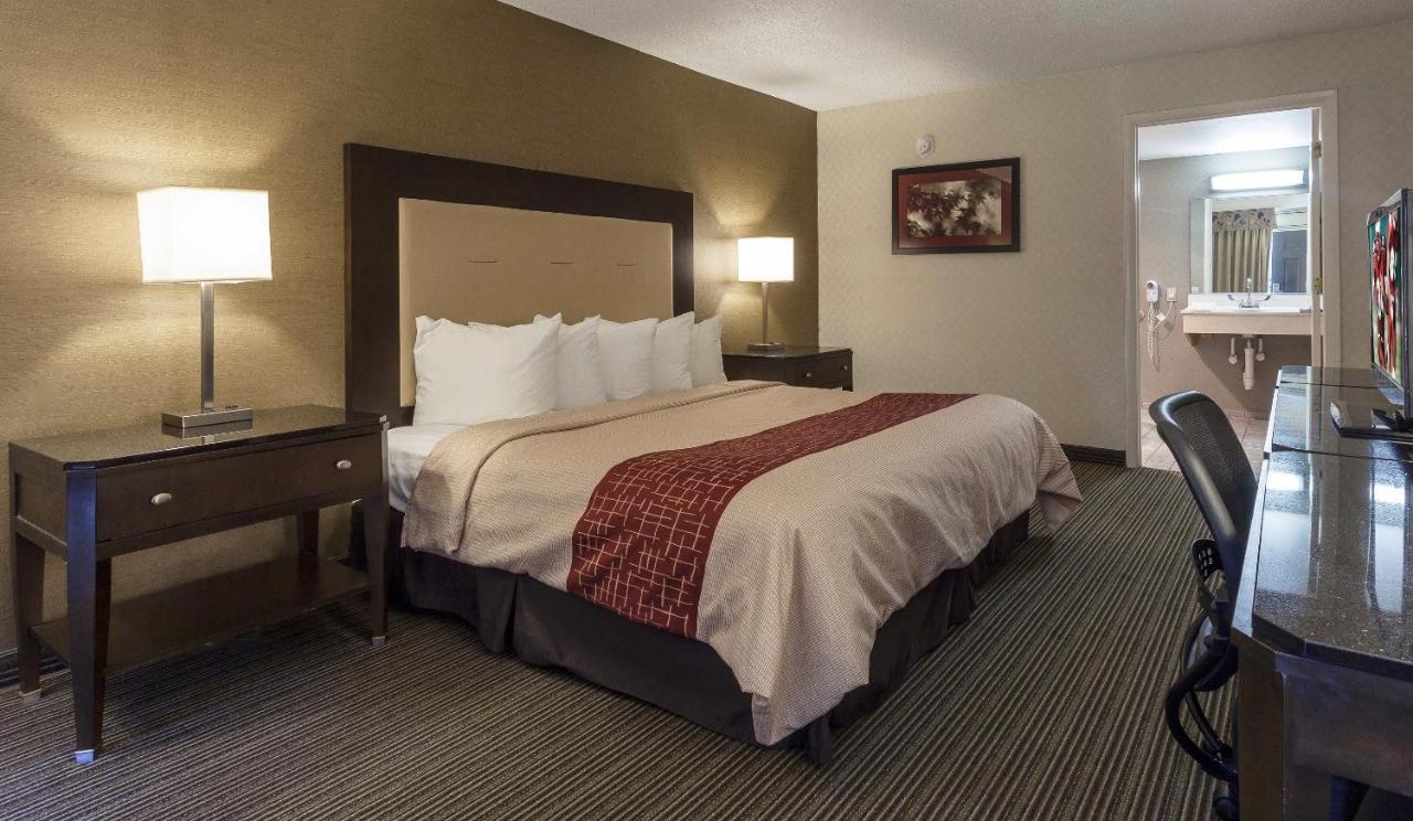 Red Roof Inn & Suites ДеКалб Екстериор снимка
