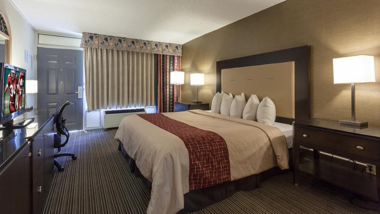 Red Roof Inn & Suites ДеКалб Екстериор снимка