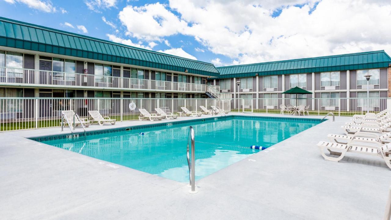 Red Roof Inn & Suites ДеКалб Екстериор снимка