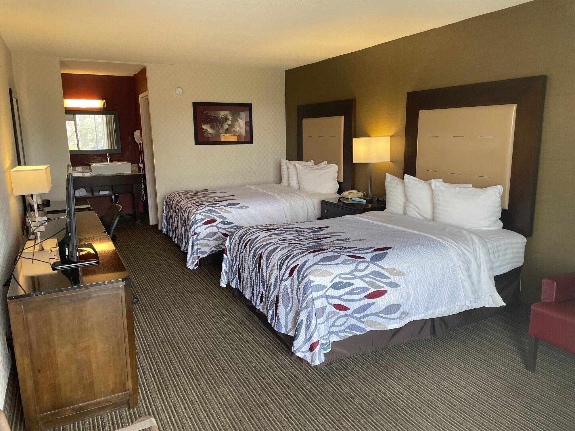 Red Roof Inn & Suites ДеКалб Екстериор снимка