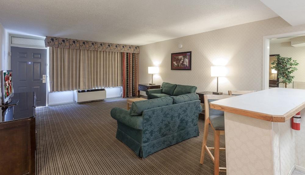 Red Roof Inn & Suites ДеКалб Екстериор снимка