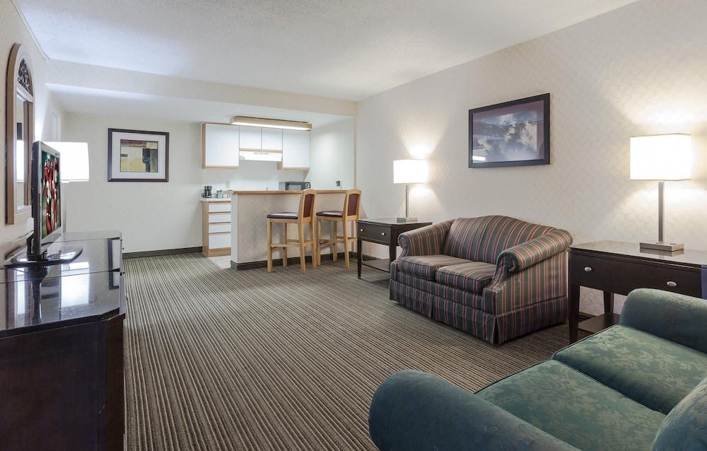 Red Roof Inn & Suites ДеКалб Екстериор снимка