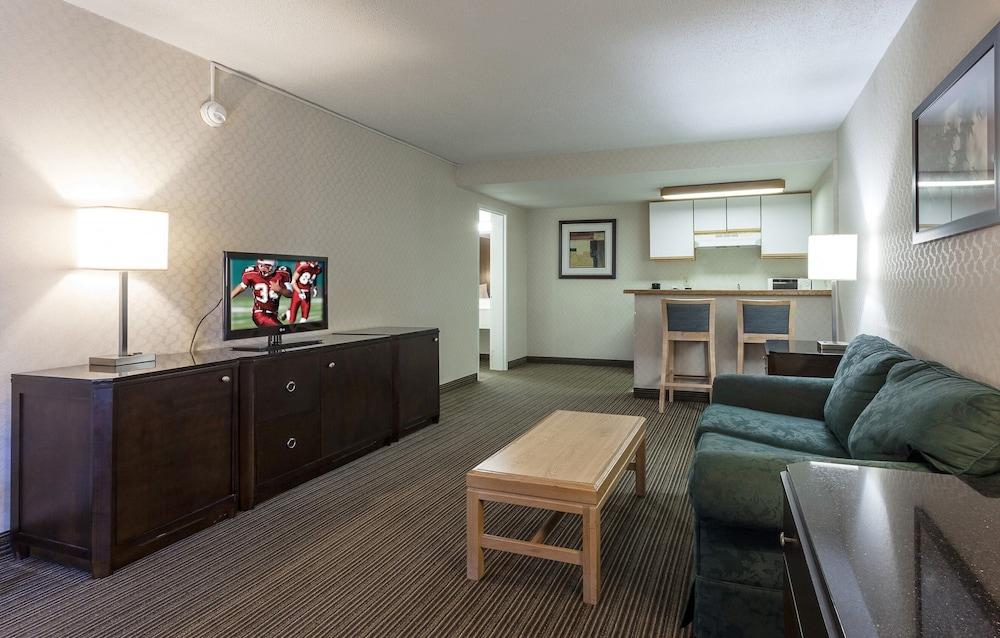 Red Roof Inn & Suites ДеКалб Екстериор снимка