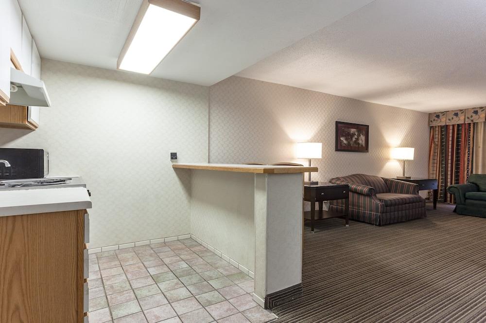 Red Roof Inn & Suites ДеКалб Екстериор снимка