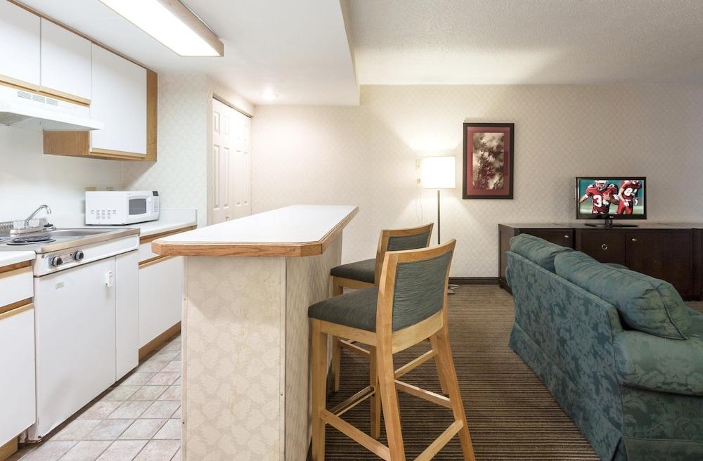 Red Roof Inn & Suites ДеКалб Екстериор снимка