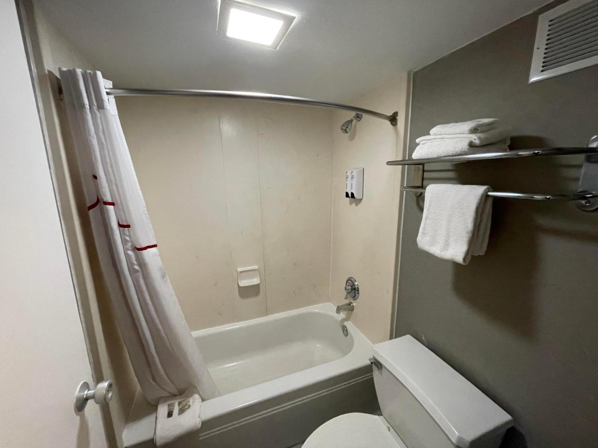 Red Roof Inn & Suites ДеКалб Екстериор снимка