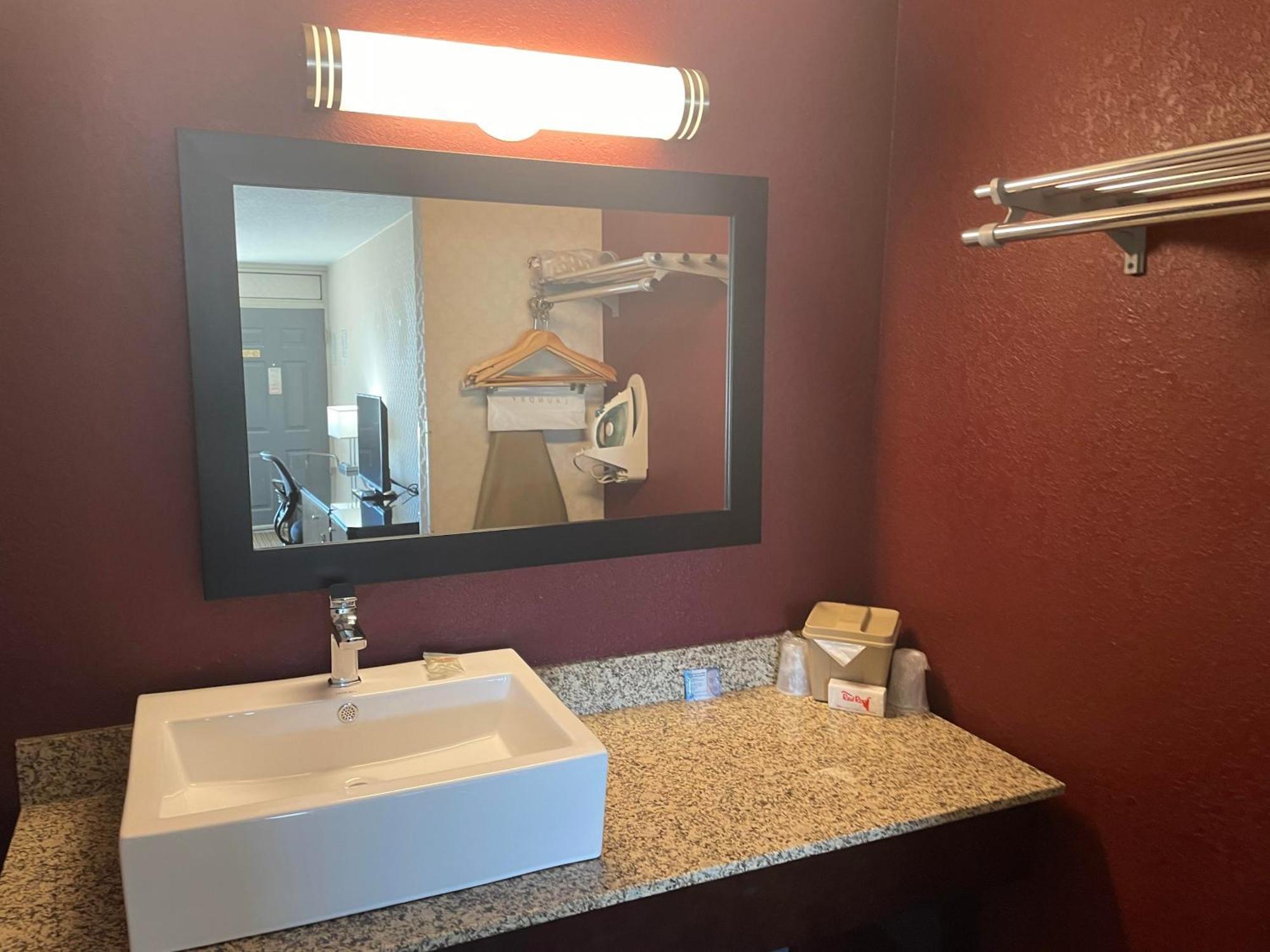 Red Roof Inn & Suites ДеКалб Екстериор снимка