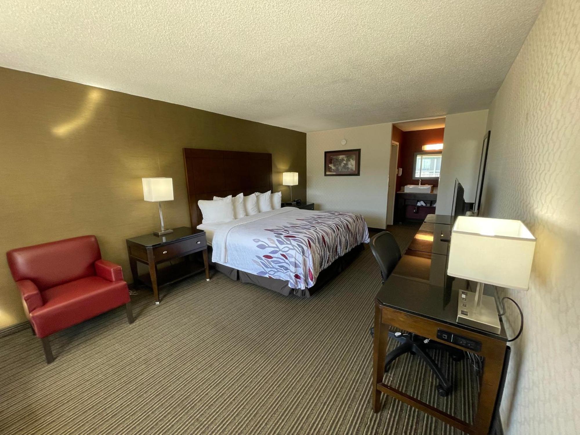 Red Roof Inn & Suites ДеКалб Екстериор снимка