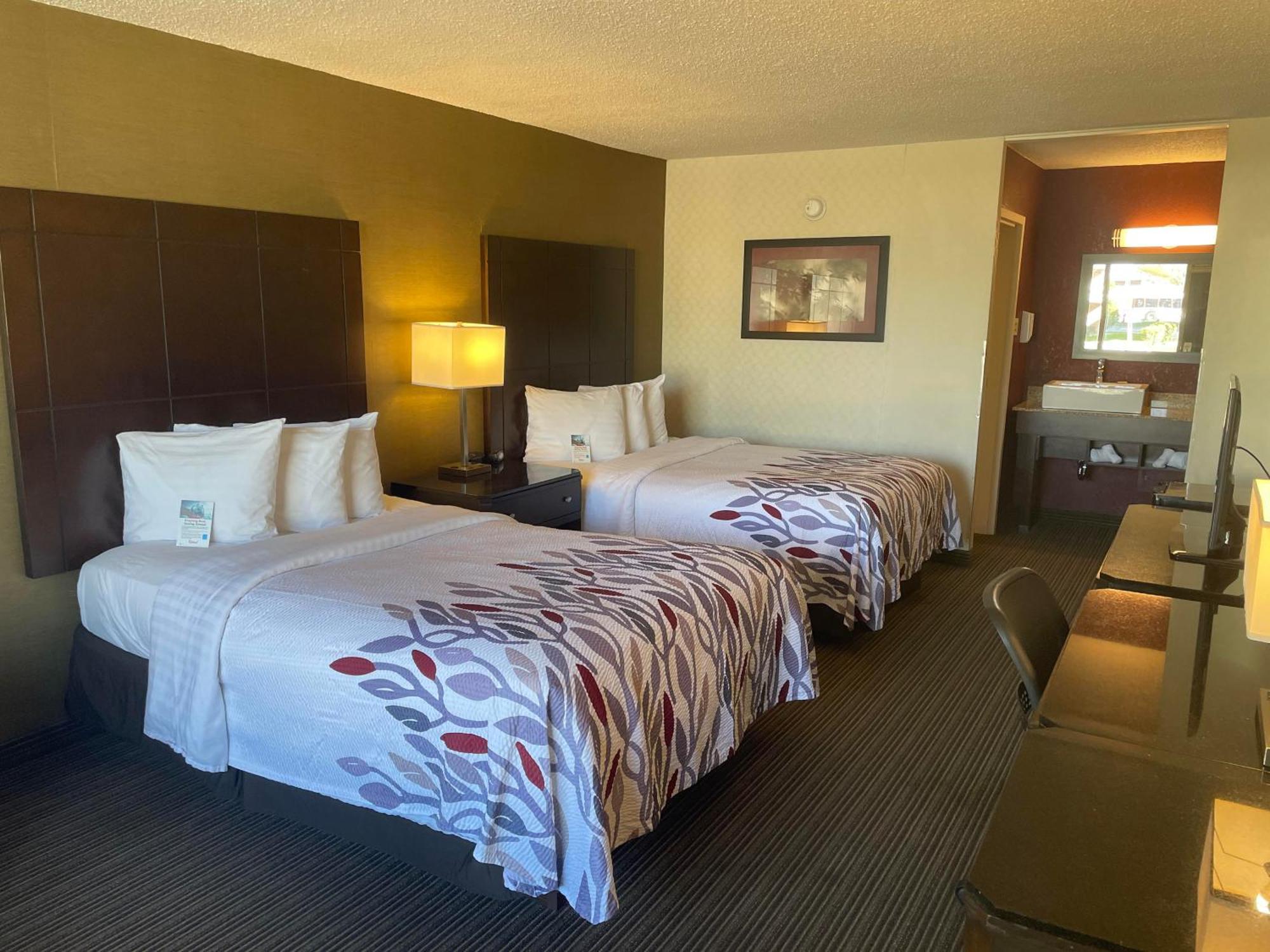 Red Roof Inn & Suites ДеКалб Екстериор снимка