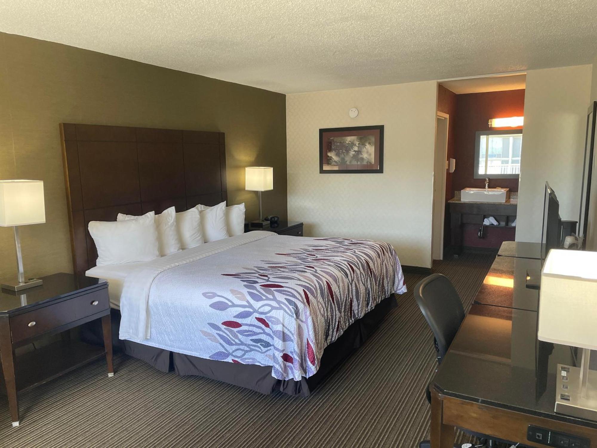 Red Roof Inn & Suites ДеКалб Екстериор снимка