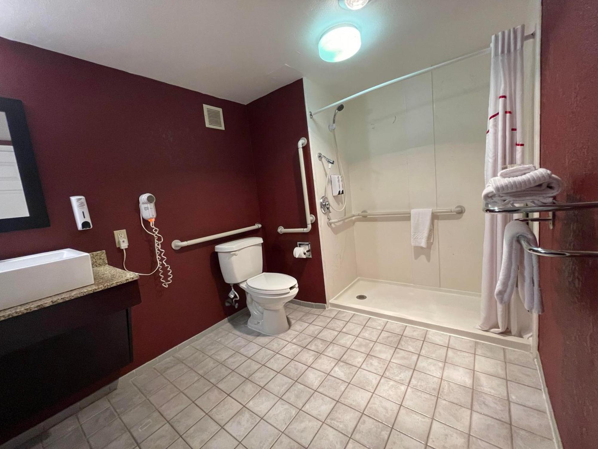 Red Roof Inn & Suites ДеКалб Екстериор снимка