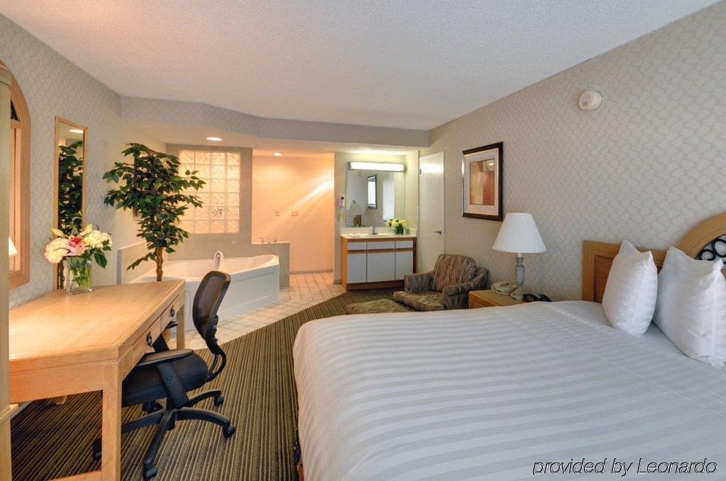 Red Roof Inn & Suites ДеКалб Стая снимка