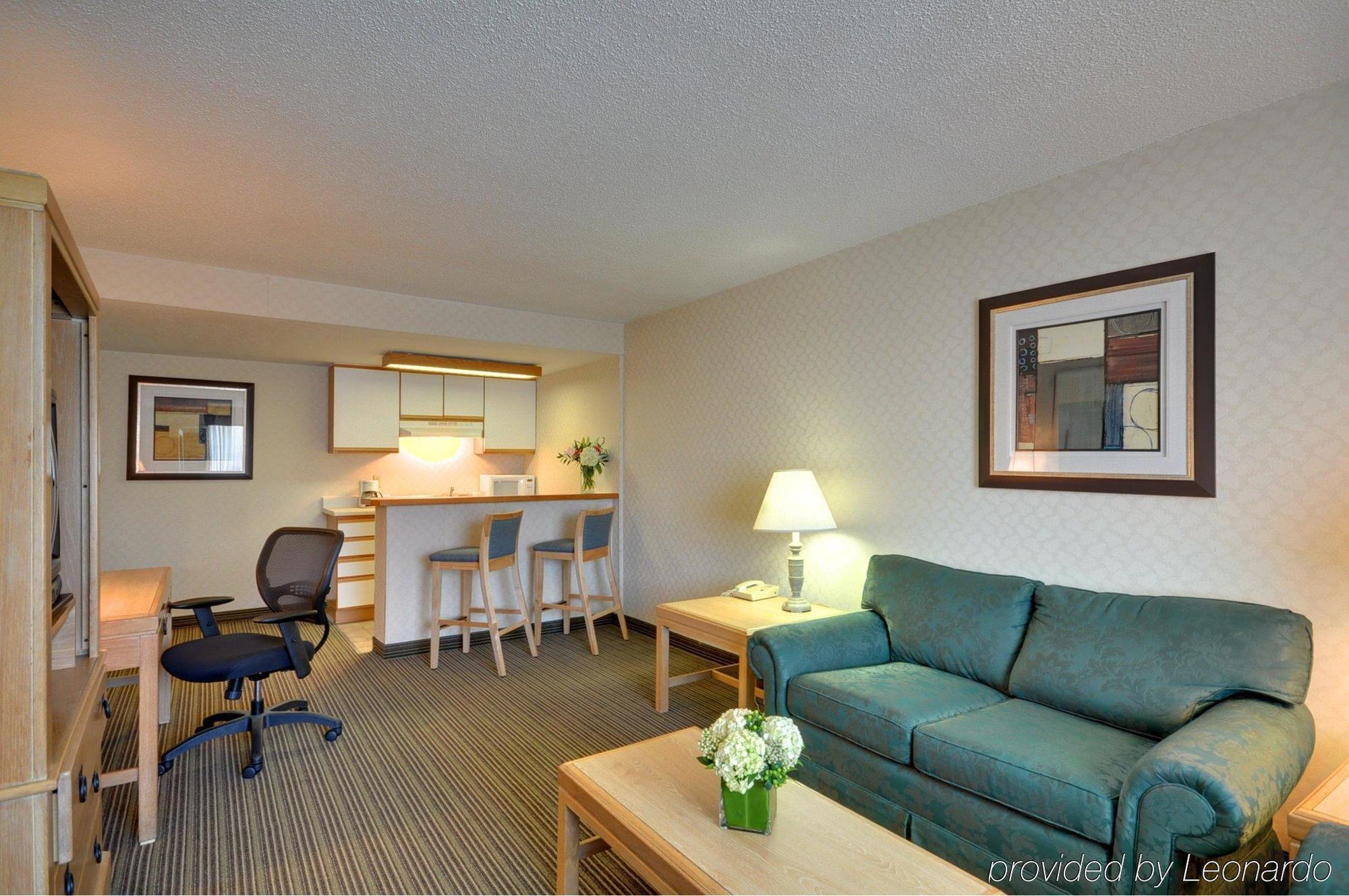 Red Roof Inn & Suites ДеКалб Стая снимка