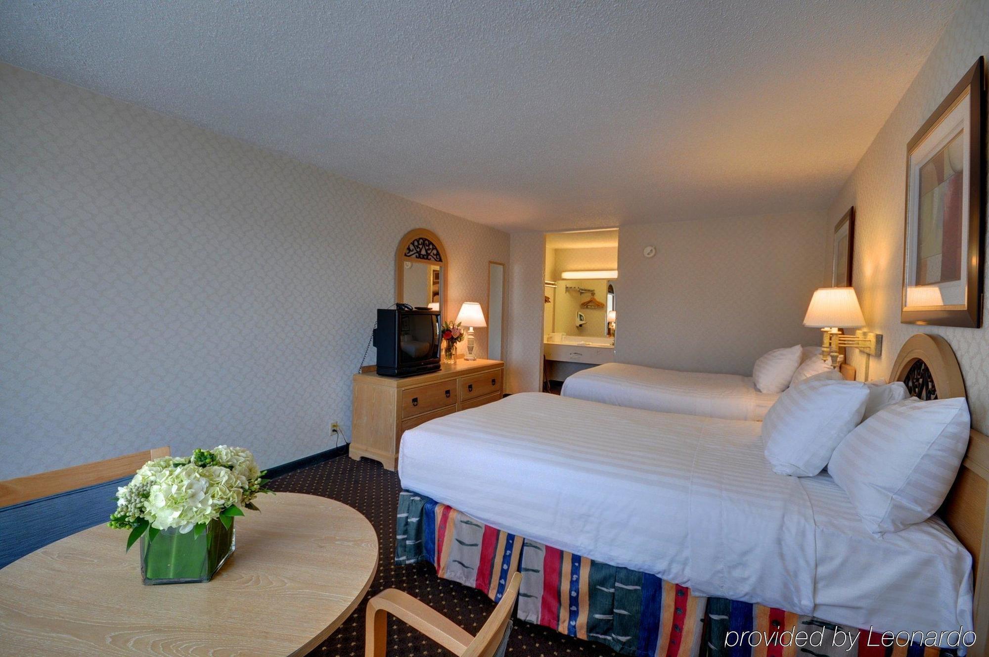 Red Roof Inn & Suites ДеКалб Стая снимка