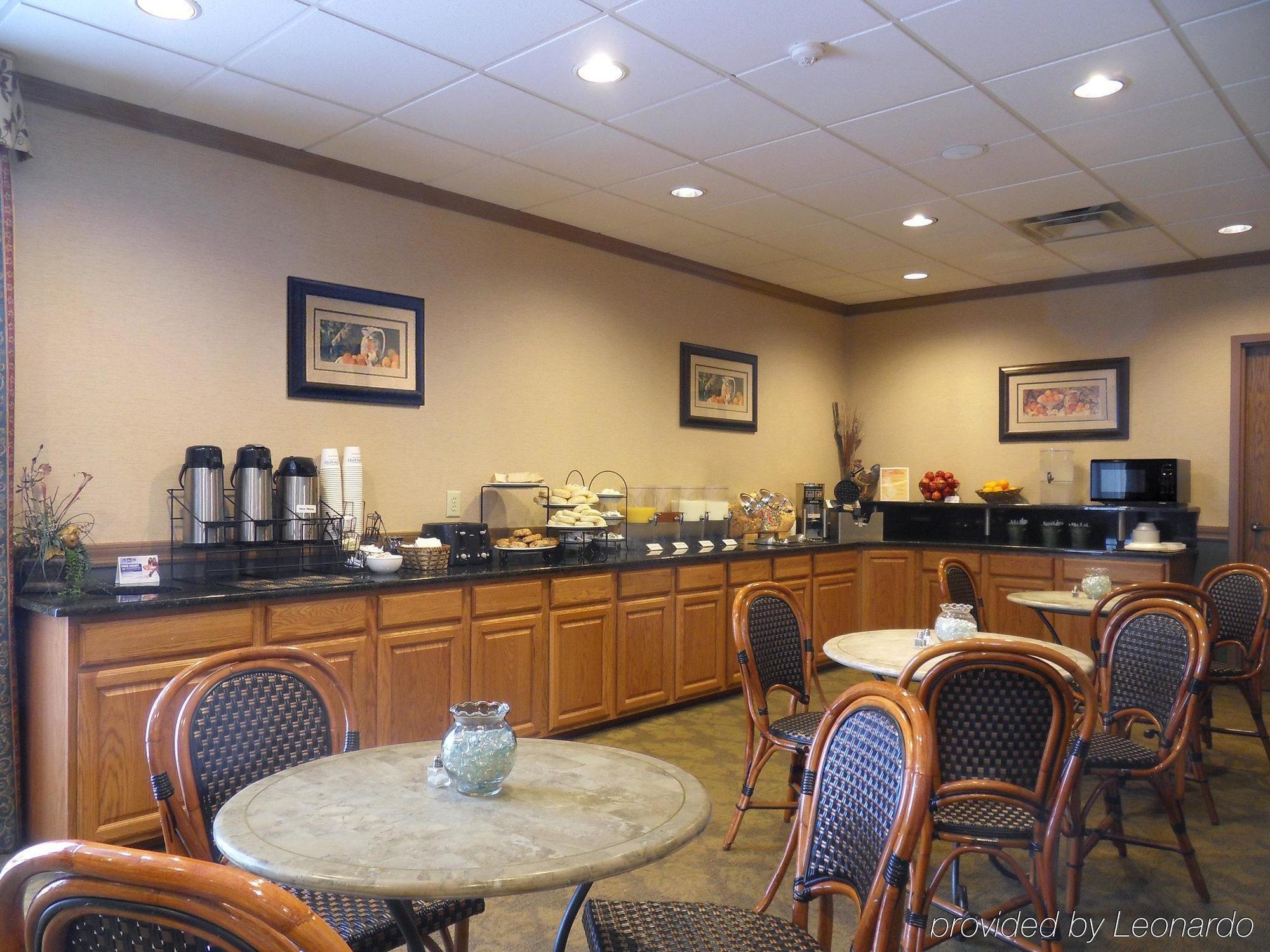 Red Roof Inn & Suites ДеКалб Ресторант снимка