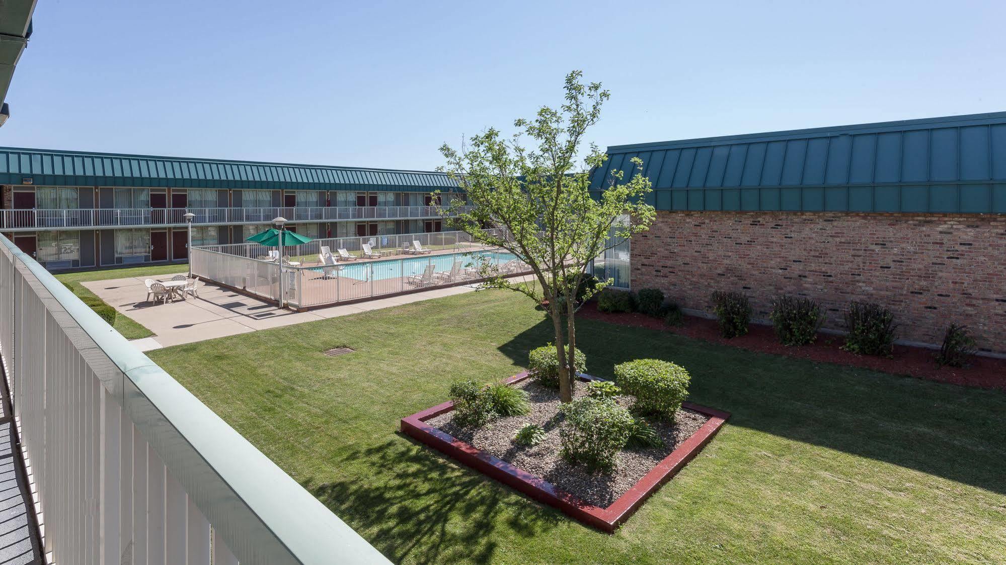 Red Roof Inn & Suites ДеКалб Екстериор снимка