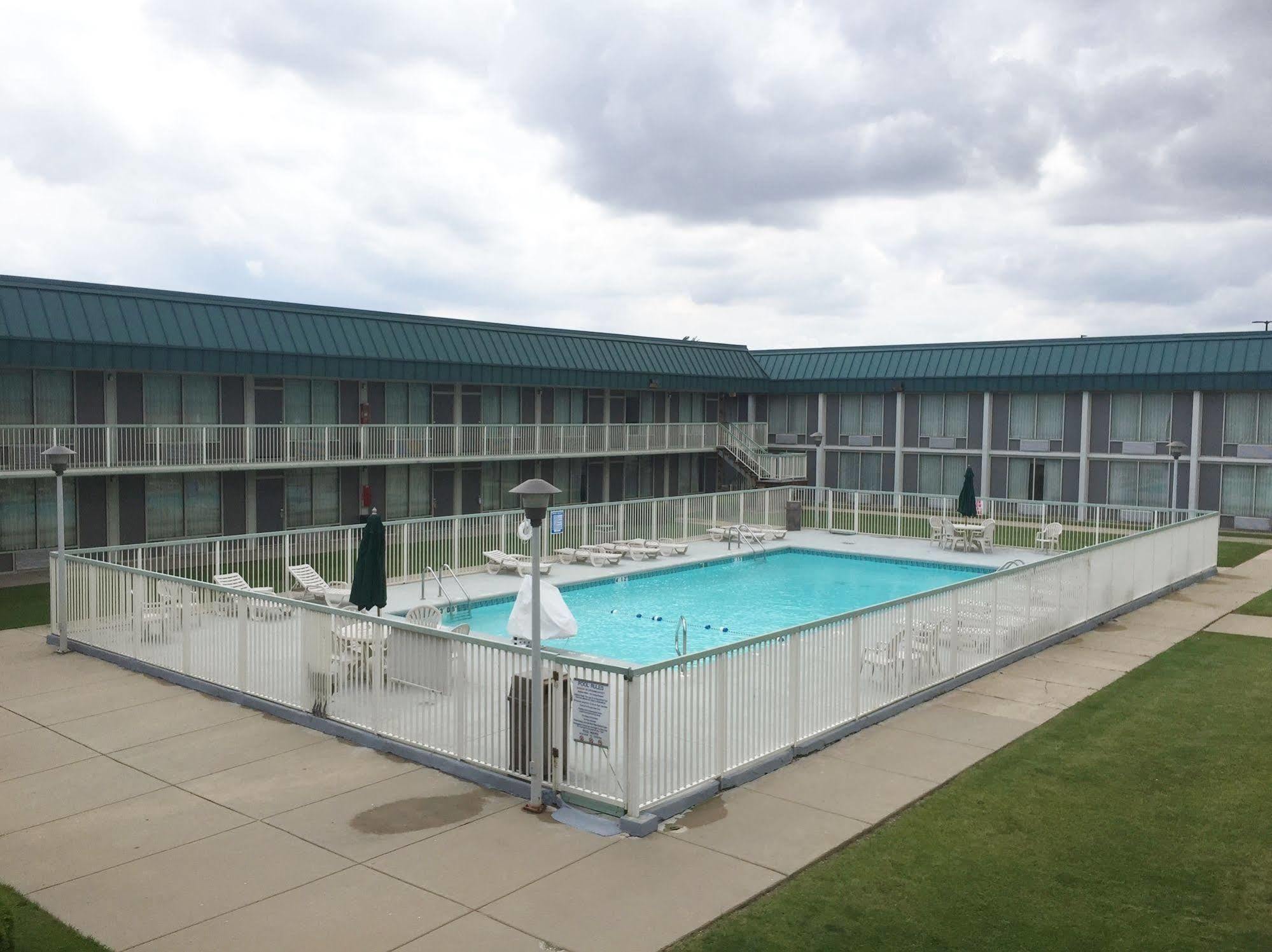 Red Roof Inn & Suites ДеКалб Екстериор снимка